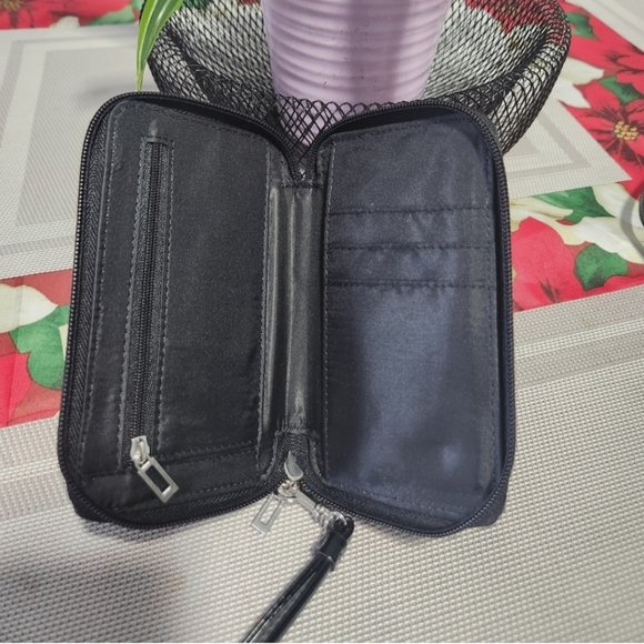 Guess bag with free wallet/cellphone holder - Picture 7 of 7